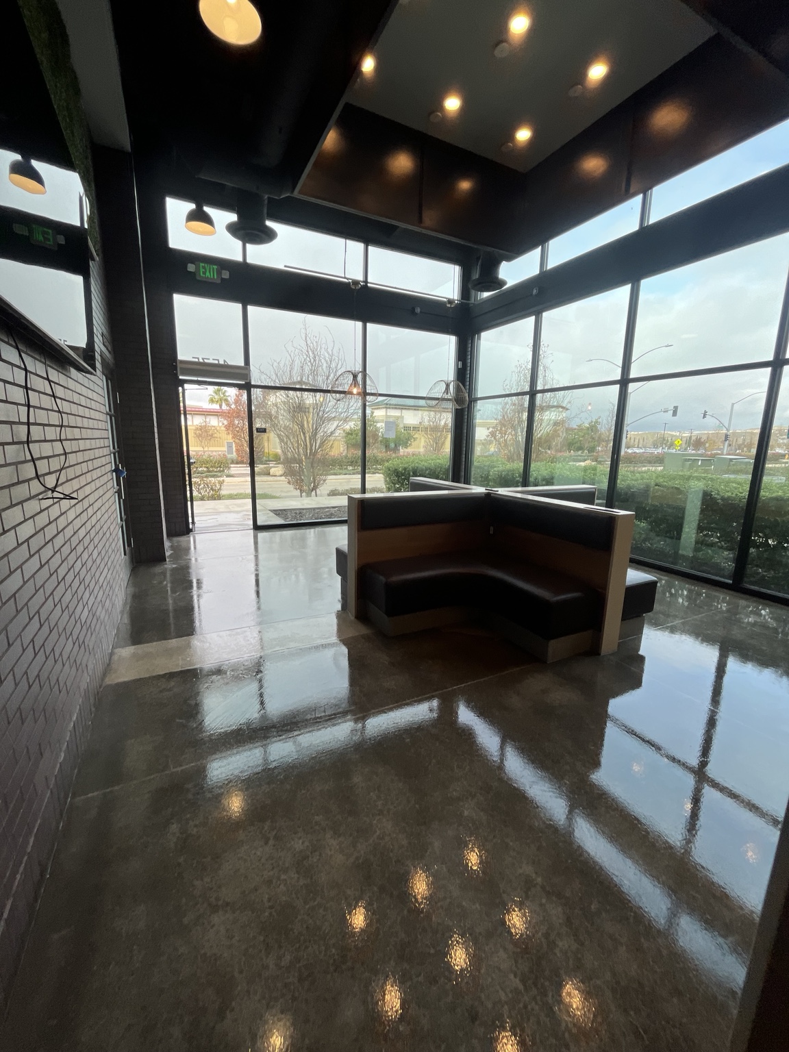 High-gloss commercial polish